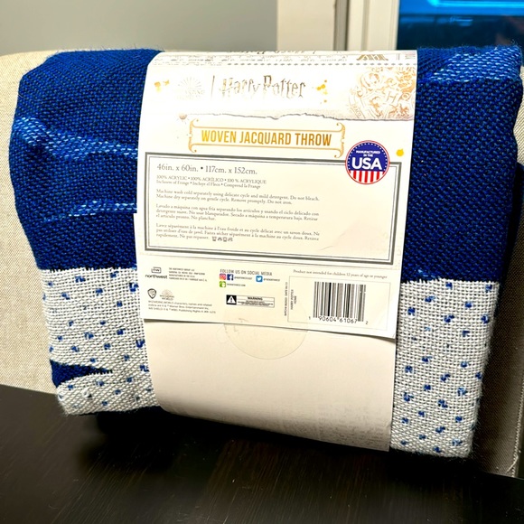 Woven Hogwarts Jacquard throw - Picture 2 of 3